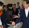 김무성, 추석 명절 탈북 학생의 대안학교 방문