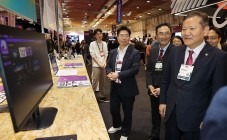 이상민 행안부 장관, ‘웹서밋 2023’ 한국기업 전시관 방문